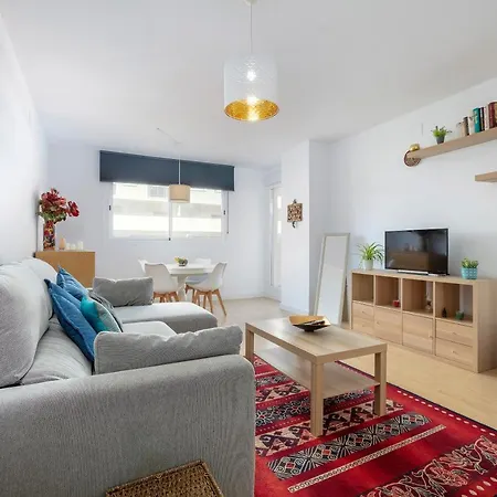 Awesome 3 Bedroom Apt, Wifi, Pool & Parking Rdr240 דירה *